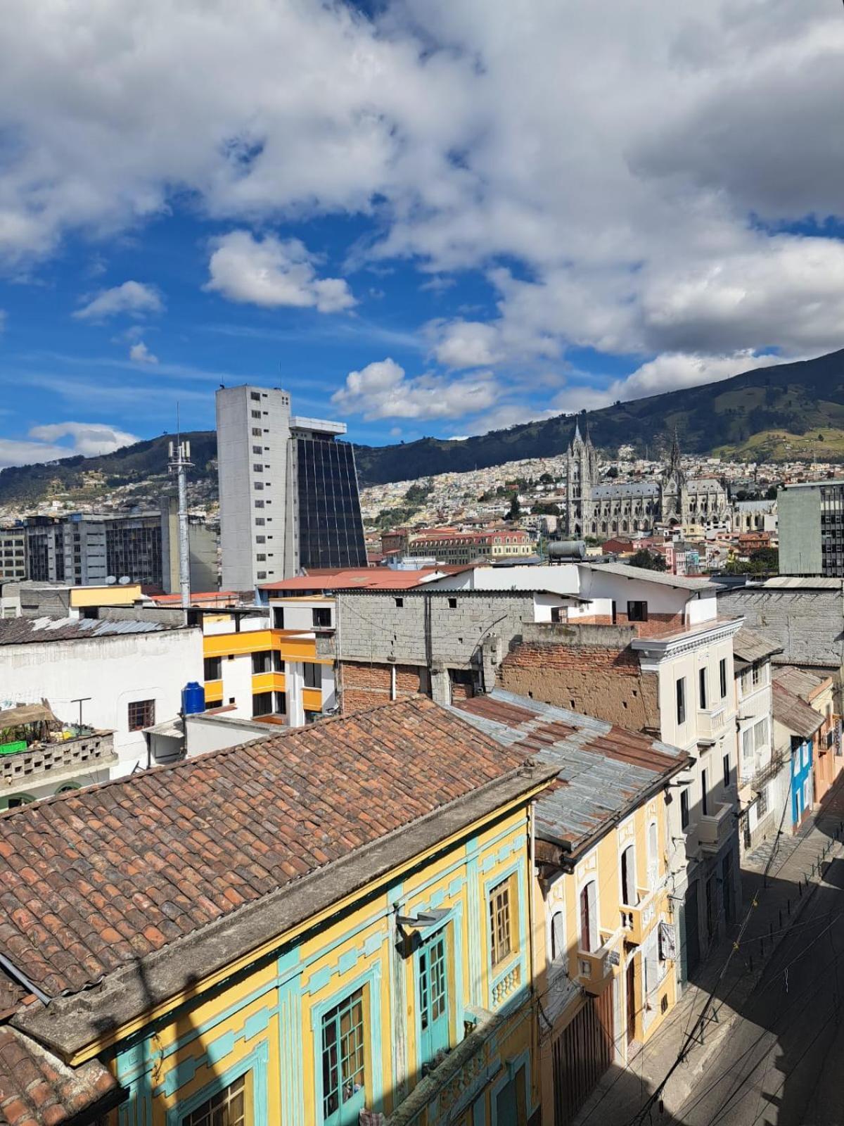 Casa Carpedm Hostel Quito Exterior photo